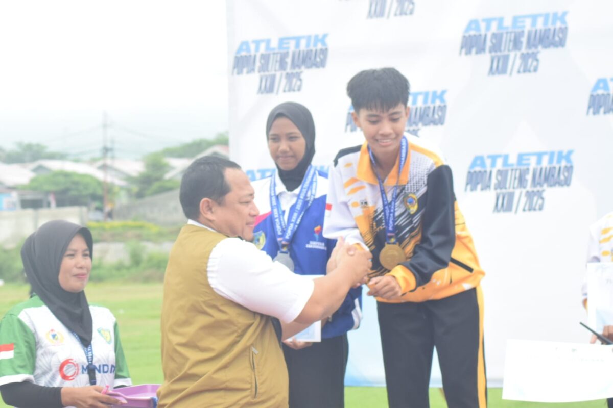 Kadis Serahkan Medali ke Fitra